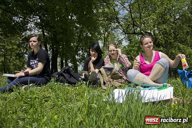 Zdjęcie w galerii na portalu naszraciborz.pl: Młodzi artyści pracowali na zamku i bulwarach wiadomości z regionu