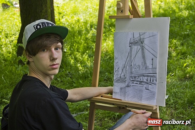 Zdjęcie w galerii na portalu naszraciborz.pl: Młodzi artyści pracowali na zamku i bulwarach wiadomości z regionu