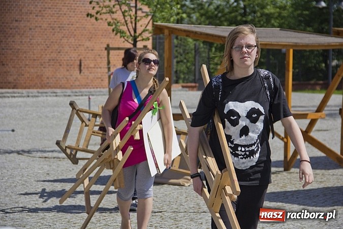 Zdjęcie w galerii na portalu naszraciborz.pl: Młodzi artyści pracowali na zamku i bulwarach wiadomości z regionu