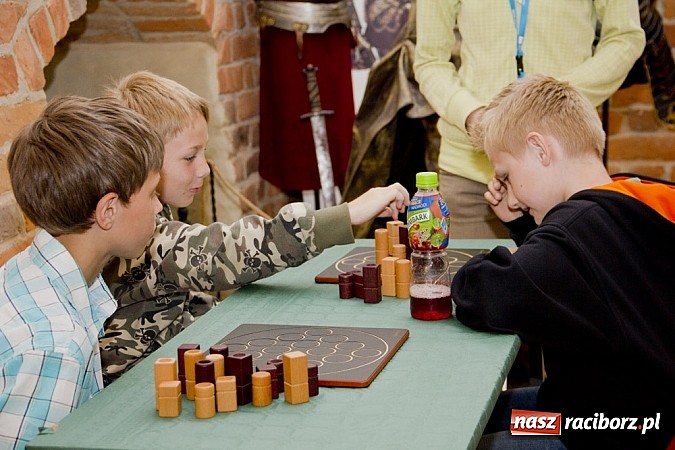Zdjęcie w galerii na portalu naszraciborz.pl: Gry logiczne królowały w zamkowych komnatach wiadomości z regionu