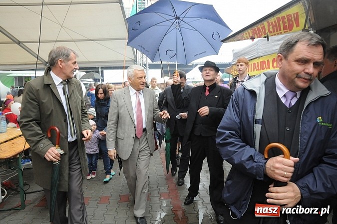 Zdjęcie w galerii na portalu naszraciborz.pl: Premier Jerzy Buzek zwiedził Eko-Wystawę w Pietrowicach Wielkich wiadomości z regionu