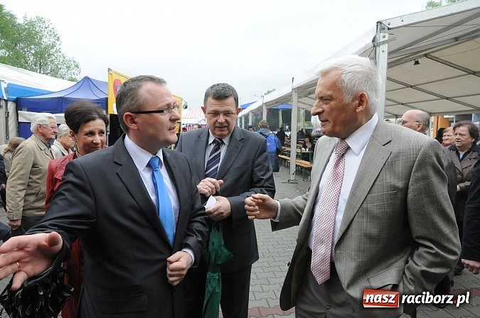 Zdjęcie w galerii na portalu naszraciborz.pl: Premier Jerzy Buzek zwiedził Eko-Wystawę w Pietrowicach Wielkich wiadomości z regionu