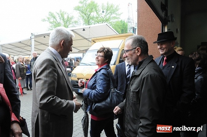 Zdjęcie w galerii na portalu naszraciborz.pl: Premier Jerzy Buzek zwiedził Eko-Wystawę w Pietrowicach Wielkich wiadomości z regionu