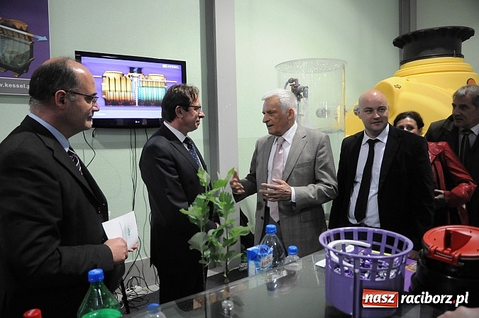 Zdjęcie w galerii na portalu naszraciborz.pl: Premier Jerzy Buzek zwiedził Eko-Wystawę w Pietrowicach Wielkich wiadomości z regionu