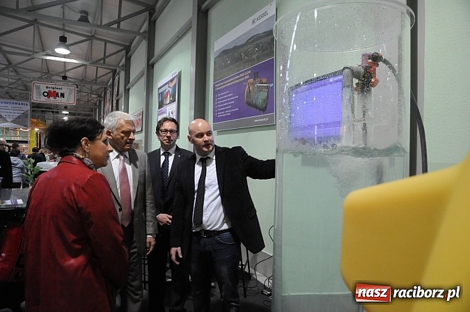 Zdjęcie w galerii na portalu naszraciborz.pl: Premier Jerzy Buzek zwiedził Eko-Wystawę w Pietrowicach Wielkich wiadomości z regionu