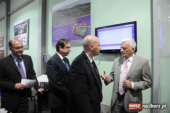 Zdjęcie w galerii na portalu naszraciborz.pl: Premier Jerzy Buzek zwiedził Eko-Wystawę w Pietrowicach Wielkich wiadomości z regionu