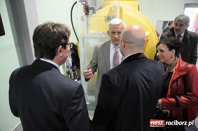 Zdjęcie w galerii na portalu naszraciborz.pl: Premier Jerzy Buzek zwiedził Eko-Wystawę w Pietrowicach Wielkich wiadomości z regionu