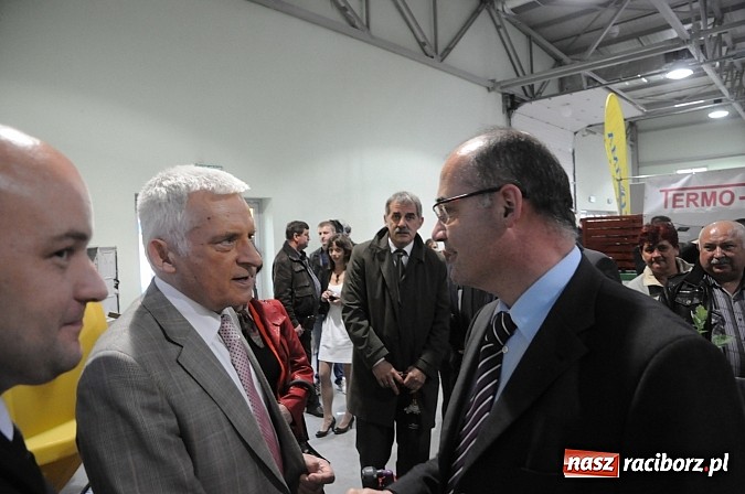 Zdjęcie w galerii na portalu naszraciborz.pl: Premier Jerzy Buzek zwiedził Eko-Wystawę w Pietrowicach Wielkich wiadomości z regionu