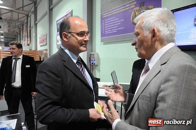 Zdjęcie w galerii na portalu naszraciborz.pl: Premier Jerzy Buzek zwiedził Eko-Wystawę w Pietrowicach Wielkich wiadomości z regionu