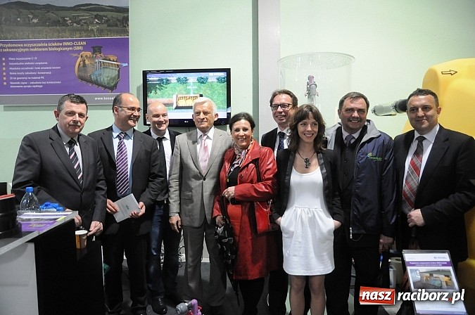 Zdjęcie w galerii na portalu naszraciborz.pl: Premier Jerzy Buzek zwiedził Eko-Wystawę w Pietrowicach Wielkich wiadomości z regionu