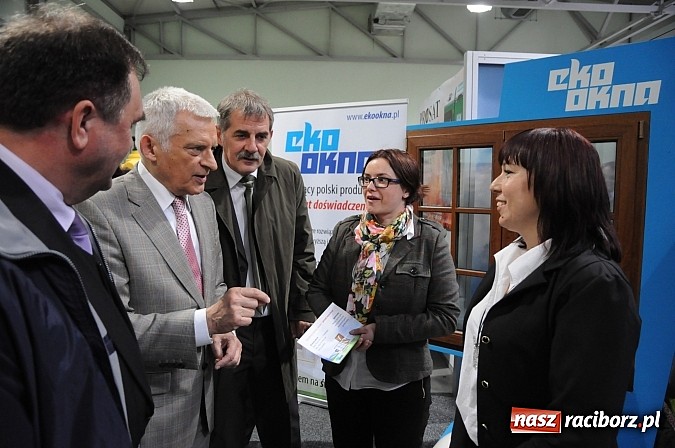 Zdjęcie w galerii na portalu naszraciborz.pl: Premier Jerzy Buzek zwiedził Eko-Wystawę w Pietrowicach Wielkich wiadomości z regionu