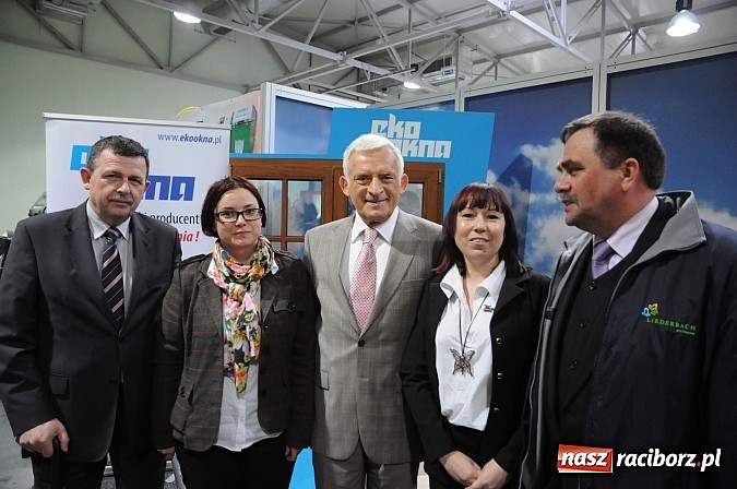 Zdjęcie w galerii na portalu naszraciborz.pl: Premier Jerzy Buzek zwiedził Eko-Wystawę w Pietrowicach Wielkich wiadomości z regionu