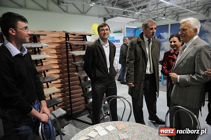 Zdjęcie w galerii na portalu naszraciborz.pl: Premier Jerzy Buzek zwiedził Eko-Wystawę w Pietrowicach Wielkich wiadomości z regionu