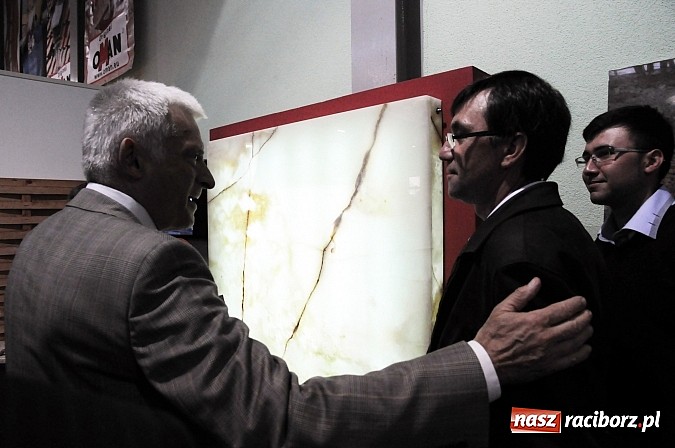 Zdjęcie w galerii na portalu naszraciborz.pl: Premier Jerzy Buzek zwiedził Eko-Wystawę w Pietrowicach Wielkich wiadomości z regionu