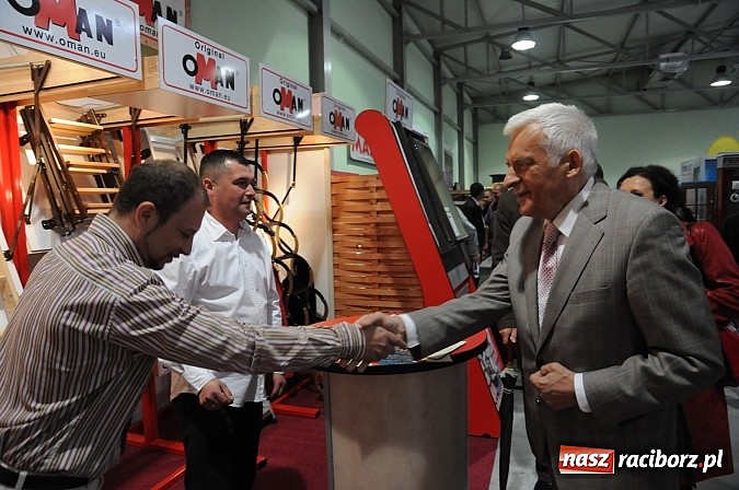 Zdjęcie w galerii na portalu naszraciborz.pl: Premier Jerzy Buzek zwiedził Eko-Wystawę w Pietrowicach Wielkich wiadomości z regionu