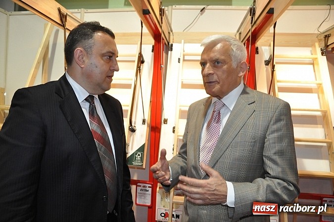 Zdjęcie w galerii na portalu naszraciborz.pl: Premier Jerzy Buzek zwiedził Eko-Wystawę w Pietrowicach Wielkich wiadomości z regionu