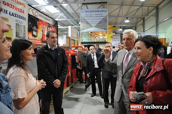 Zdjęcie w galerii na portalu naszraciborz.pl: Premier Jerzy Buzek zwiedził Eko-Wystawę w Pietrowicach Wielkich wiadomości z regionu