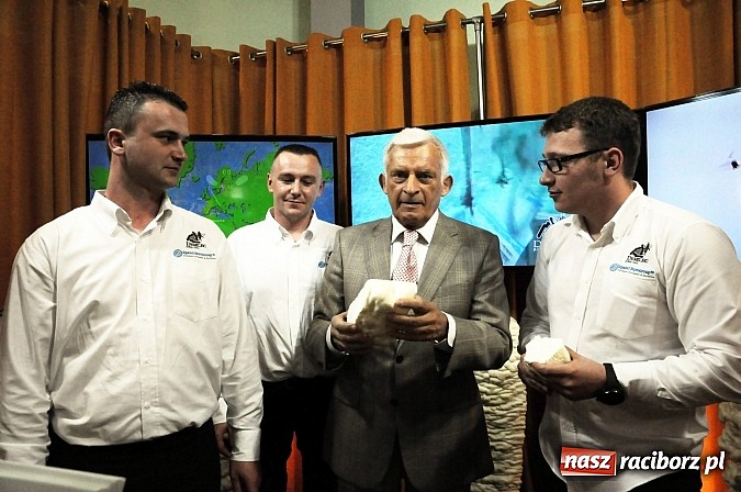 Zdjęcie w galerii na portalu naszraciborz.pl: Premier Jerzy Buzek zwiedził Eko-Wystawę w Pietrowicach Wielkich wiadomości z regionu