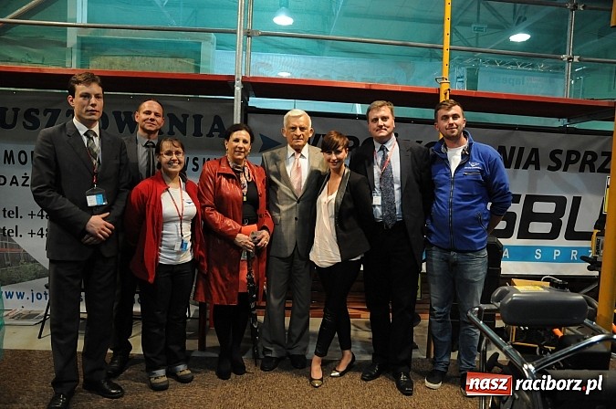 Zdjęcie w galerii na portalu naszraciborz.pl: Premier Jerzy Buzek zwiedził Eko-Wystawę w Pietrowicach Wielkich wiadomości z regionu