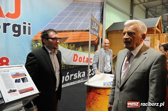 Zdjęcie w galerii na portalu naszraciborz.pl: Premier Jerzy Buzek zwiedził Eko-Wystawę w Pietrowicach Wielkich wiadomości z regionu