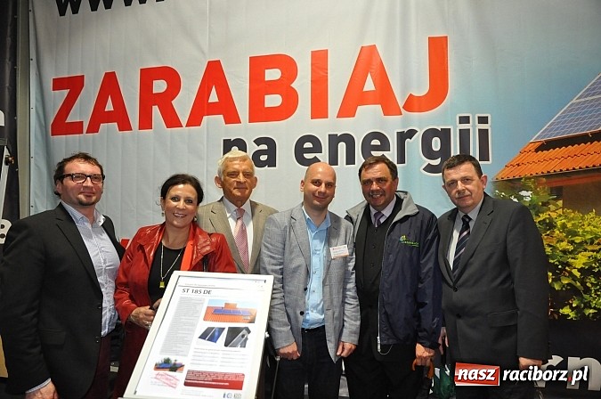 Zdjęcie w galerii na portalu naszraciborz.pl: Premier Jerzy Buzek zwiedził Eko-Wystawę w Pietrowicach Wielkich wiadomości z regionu