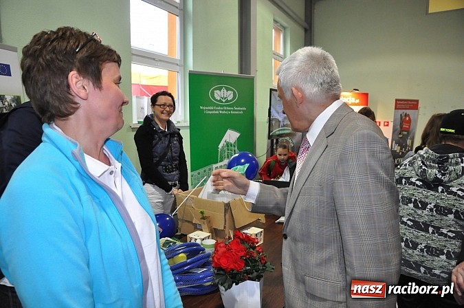 Zdjęcie w galerii na portalu naszraciborz.pl: Premier Jerzy Buzek zwiedził Eko-Wystawę w Pietrowicach Wielkich wiadomości z regionu