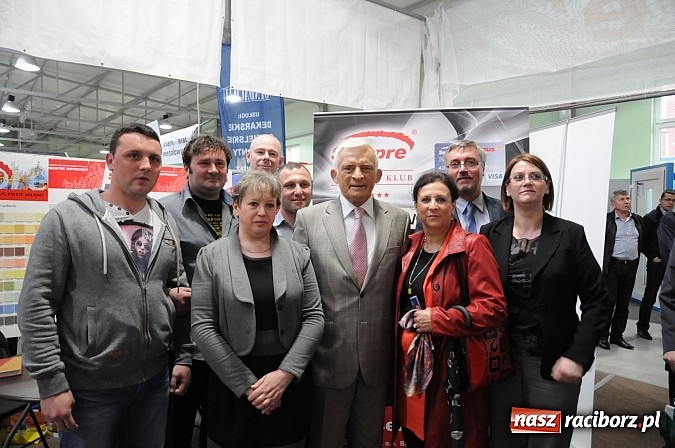 Zdjęcie w galerii na portalu naszraciborz.pl: Premier Jerzy Buzek zwiedził Eko-Wystawę w Pietrowicach Wielkich wiadomości z regionu