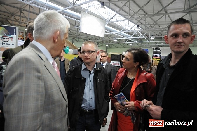 Zdjęcie w galerii na portalu naszraciborz.pl: Premier Jerzy Buzek zwiedził Eko-Wystawę w Pietrowicach Wielkich wiadomości z regionu
