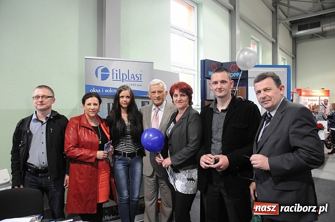 Zdjęcie w galerii na portalu naszraciborz.pl: Premier Jerzy Buzek zwiedził Eko-Wystawę w Pietrowicach Wielkich wiadomości z regionu