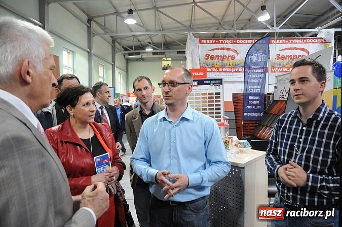 Zdjęcie w galerii na portalu naszraciborz.pl: Premier Jerzy Buzek zwiedził Eko-Wystawę w Pietrowicach Wielkich wiadomości z regionu