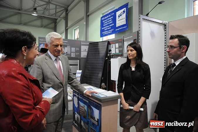 Zdjęcie w galerii na portalu naszraciborz.pl: Premier Jerzy Buzek zwiedził Eko-Wystawę w Pietrowicach Wielkich wiadomości z regionu