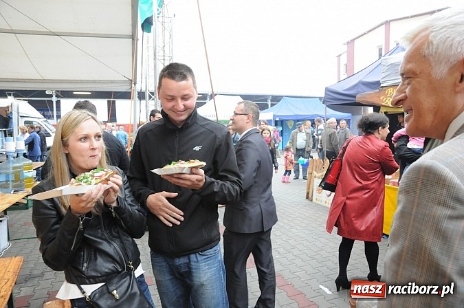Zdjęcie w galerii na portalu naszraciborz.pl: Premier Jerzy Buzek zwiedził Eko-Wystawę w Pietrowicach Wielkich wiadomości z regionu