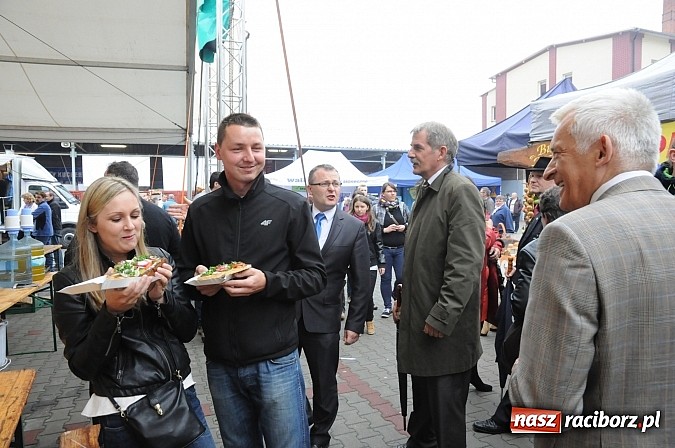 Zdjęcie w galerii na portalu naszraciborz.pl: Premier Jerzy Buzek zwiedził Eko-Wystawę w Pietrowicach Wielkich wiadomości z regionu