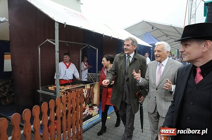 Zdjęcie w galerii na portalu naszraciborz.pl: Premier Jerzy Buzek zwiedził Eko-Wystawę w Pietrowicach Wielkich wiadomości z regionu