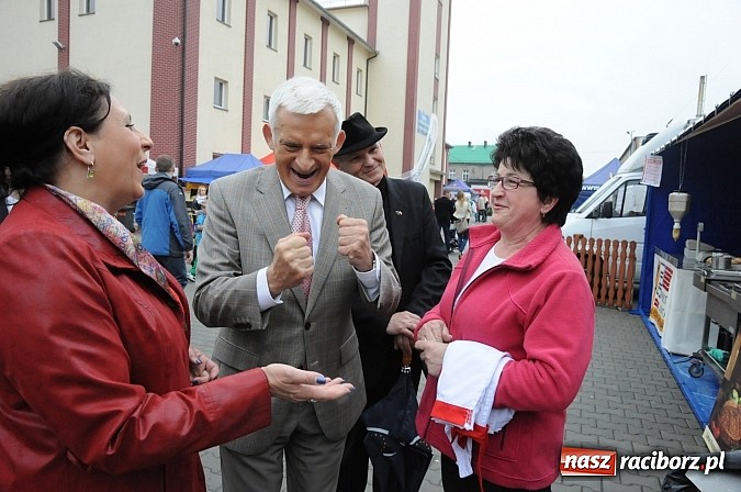 Zdjęcie w galerii na portalu naszraciborz.pl: Premier Jerzy Buzek zwiedził Eko-Wystawę w Pietrowicach Wielkich wiadomości z regionu