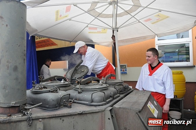 Zdjęcie w galerii na portalu naszraciborz.pl: Premier Jerzy Buzek zwiedził Eko-Wystawę w Pietrowicach Wielkich wiadomości z regionu