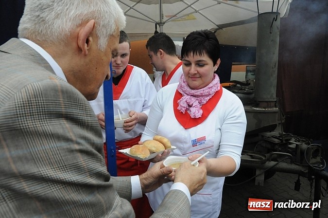 Zdjęcie w galerii na portalu naszraciborz.pl: Premier Jerzy Buzek zwiedził Eko-Wystawę w Pietrowicach Wielkich wiadomości z regionu