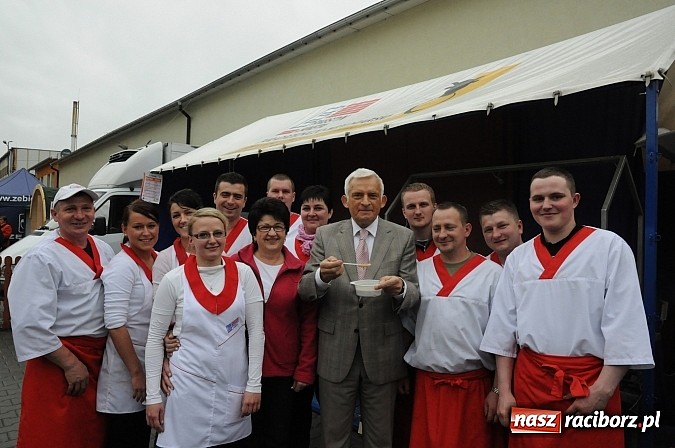 Zdjęcie w galerii na portalu naszraciborz.pl: Premier Jerzy Buzek zwiedził Eko-Wystawę w Pietrowicach Wielkich wiadomości z regionu