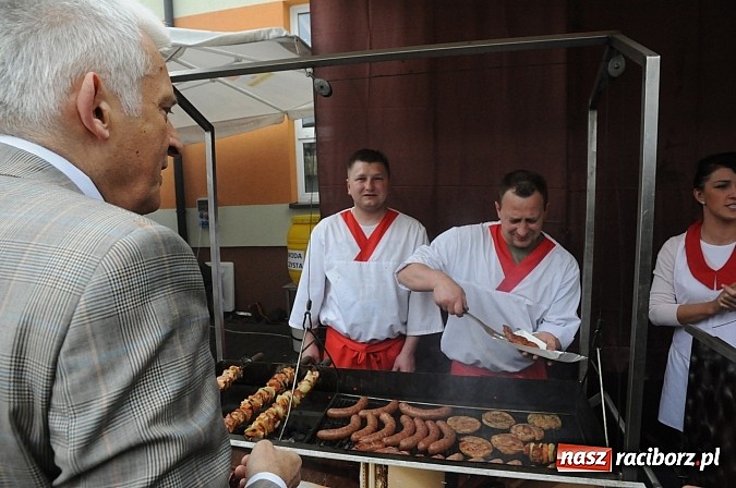 Zdjęcie w galerii na portalu naszraciborz.pl: Premier Jerzy Buzek zwiedził Eko-Wystawę w Pietrowicach Wielkich wiadomości z regionu