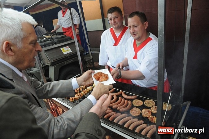 Zdjęcie w galerii na portalu naszraciborz.pl: Premier Jerzy Buzek zwiedził Eko-Wystawę w Pietrowicach Wielkich wiadomości z regionu