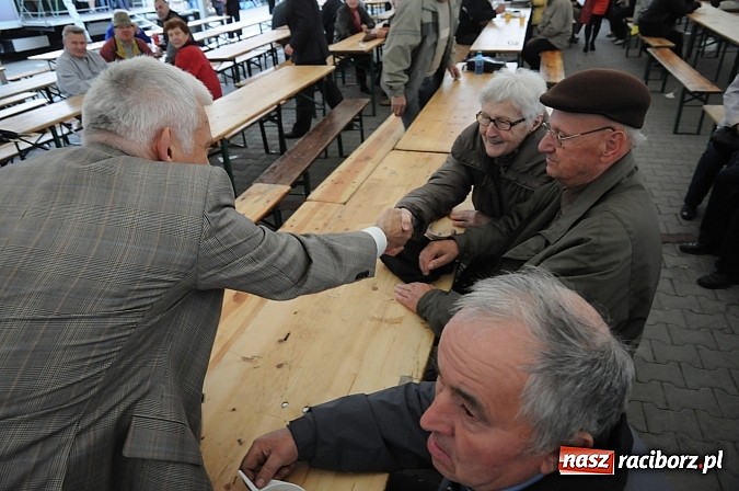 Zdjęcie w galerii na portalu naszraciborz.pl: Premier Jerzy Buzek zwiedził Eko-Wystawę w Pietrowicach Wielkich wiadomości z regionu
