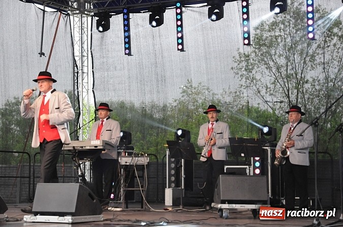 Zdjęcie w galerii na portalu naszraciborz.pl: Premier Jerzy Buzek zwiedził Eko-Wystawę w Pietrowicach Wielkich wiadomości z regionu