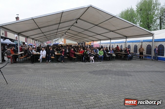 Zdjęcie w galerii na portalu naszraciborz.pl: Premier Jerzy Buzek zwiedził Eko-Wystawę w Pietrowicach Wielkich wiadomości z regionu