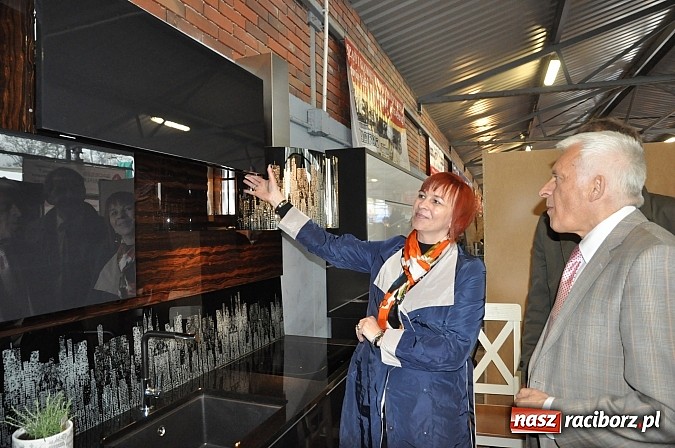 Zdjęcie w galerii na portalu naszraciborz.pl: Premier Jerzy Buzek zwiedził Eko-Wystawę w Pietrowicach Wielkich wiadomości z regionu