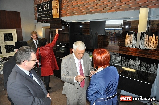 Zdjęcie w galerii na portalu naszraciborz.pl: Premier Jerzy Buzek zwiedził Eko-Wystawę w Pietrowicach Wielkich wiadomości z regionu