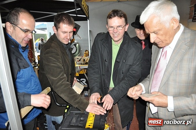 Zdjęcie w galerii na portalu naszraciborz.pl: Premier Jerzy Buzek zwiedził Eko-Wystawę w Pietrowicach Wielkich wiadomości z regionu