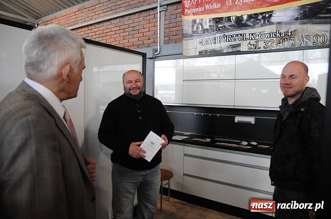 Zdjęcie w galerii na portalu naszraciborz.pl: Premier Jerzy Buzek zwiedził Eko-Wystawę w Pietrowicach Wielkich wiadomości z regionu