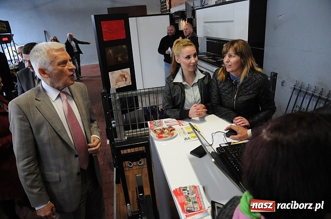 Zdjęcie w galerii na portalu naszraciborz.pl: Premier Jerzy Buzek zwiedził Eko-Wystawę w Pietrowicach Wielkich wiadomości z regionu