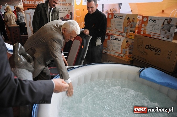 Zdjęcie w galerii na portalu naszraciborz.pl: Premier Jerzy Buzek zwiedził Eko-Wystawę w Pietrowicach Wielkich wiadomości z regionu