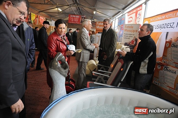 Zdjęcie w galerii na portalu naszraciborz.pl: Premier Jerzy Buzek zwiedził Eko-Wystawę w Pietrowicach Wielkich wiadomości z regionu